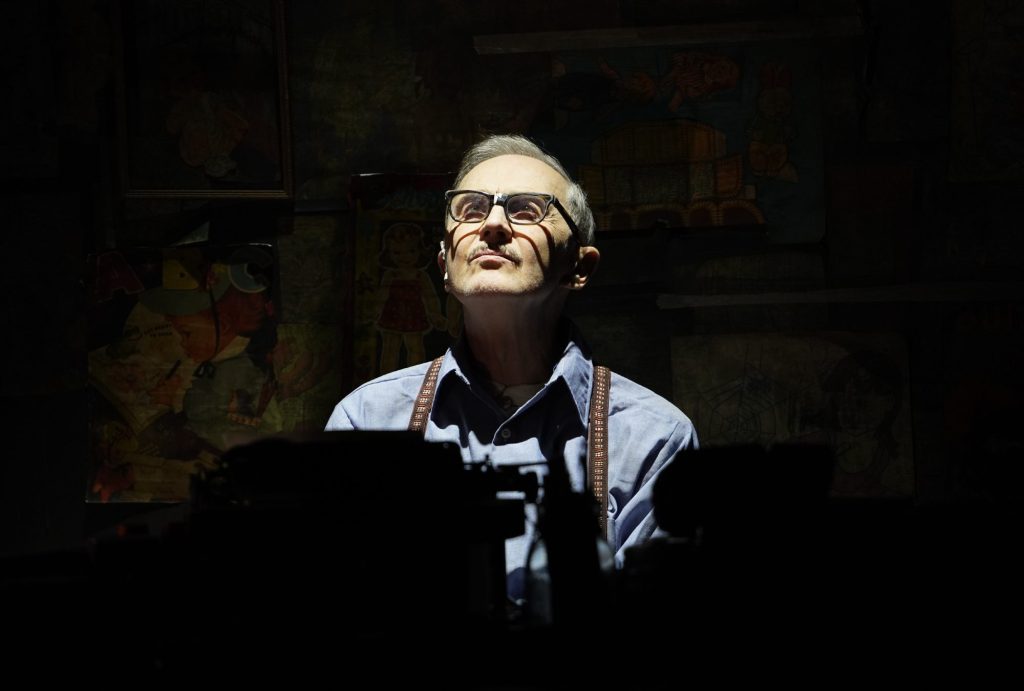 John Kelly in 'Bughouse' (Carol Rosegg)